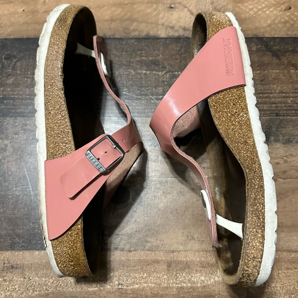 Birkenstock Gizeh Patent Leather Sandals - Picture 4 of 10